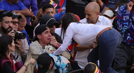 Asaras, protesti un opozīcijas arests. Kā Venecuēla gaida Maduro inaugurāciju