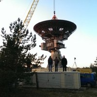 Foto: Kā Irbenes kompleksā noceļ milzu radioteleskopa antenu