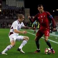 Latvijas futbolisti 'pakutina nervus' Eiropas čempionei Portugālei