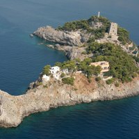 Savdabīga sala Itālijas krastos, kas izskatās pēc delfīna