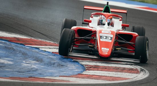 Štolcermanim Itālijas F-4 čempionāta debijā lielisks ātrums un pjedestāls 'Rookie’ klasē
