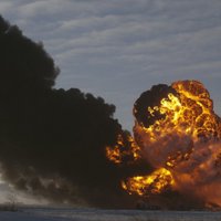 Pēc avārijas ASV uzsprāgst naftas vilciena cisternas