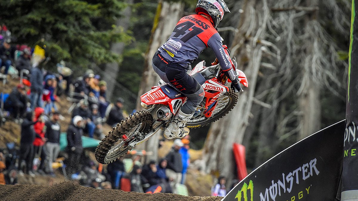 Jonasam astotā vieta Spānijas MXGP posma pirmajā braucienā
