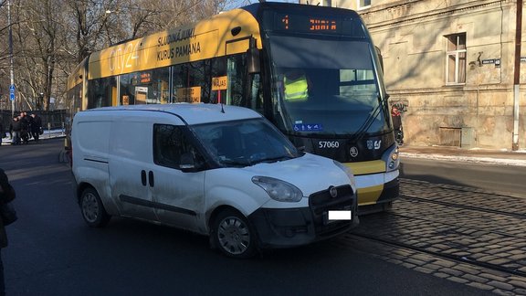 Tramvaja un auto sadursme Slokas ielā - 6