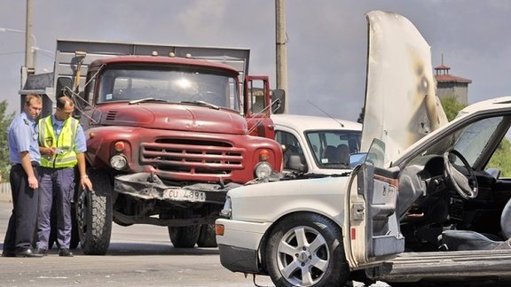 Liepājā pēc avārijas nodeg auto