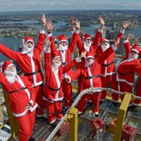 Foto: Pie Ziemassvētku vecīša Sidnejā 268 metru augstumā