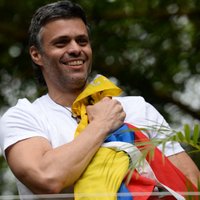Venecuēlā no aresta atbrīvo opozīcijas līderi Lopesu