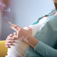 Spontānais aborts un sirdskaites: riski, kādiem savu mazuli pakļauj smēķējoša topošā māmiņa
