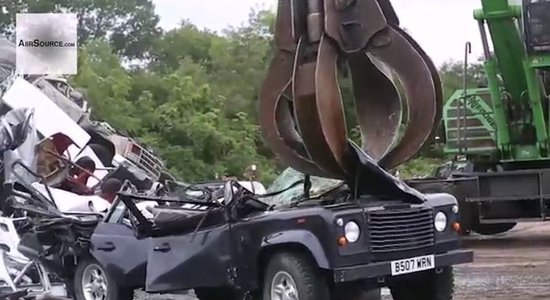 Video: ASV muita iznīcina nelegāli ievestu 'Land Rover' apvidnieku