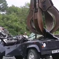 Video: ASV muita iznīcina nelegāli ievestu 'Land Rover' apvidnieku