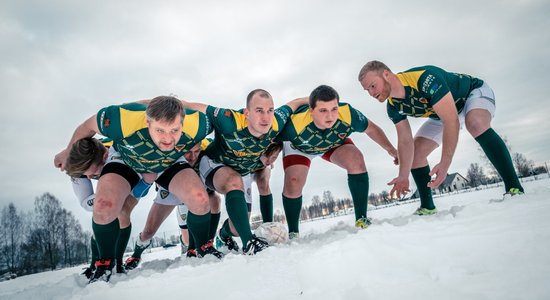 Atraktīvi foto: Izturīgi latviešu tēviņi regbija treniņā