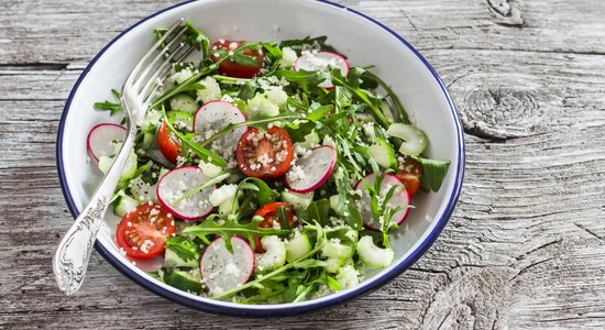 Весенний салат с овощами, кускусом и горчичным соусом