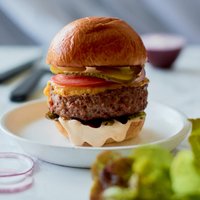 Klasisks hamburgers – sulīgs un garšīgs