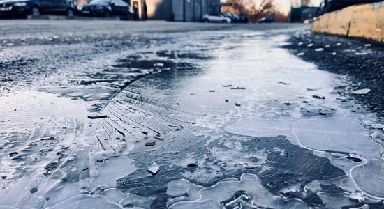 Синоптики: в ночь на четверг в Латвии пройдут дожди и снег, дороги обледенеют