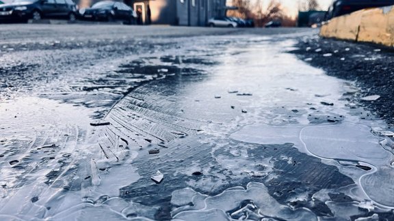 Синоптики: в ночь на четверг в Латвии пройдут дожди и снег, дороги обледенеют