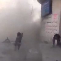 Video: Sīrijā bērni intervijas laikā brīnumaini izglābjas pēc lādiņa sprādziena