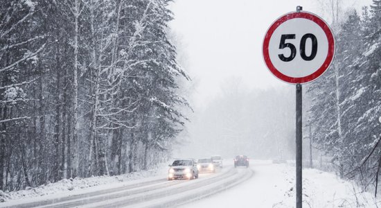 Savākti paraksti pret tiesību atņemšanu par vairāk nekā 30 km/h pārsniegšanu