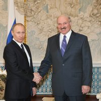 Putins ar telegrammu un ordeni sveic Lukašenko dzimšanas dienā