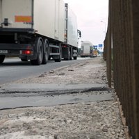 Pie Latvijas robežas Terehovā sadegusi kravas automašīna