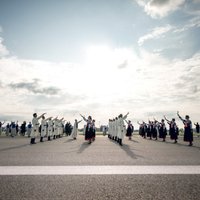Starptautiskus laurus plūc Gatves deja uz lidostas 'Rīga' skrejceļa