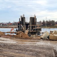 Solīts makā nekrīt. Daugavas aizsargdambī joprojām caurums