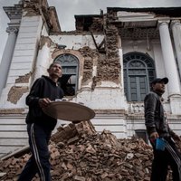 Землетрясение в Непале: Латвия ищет самолет, МЧС вывез из Катманду двух гражданок Латвии