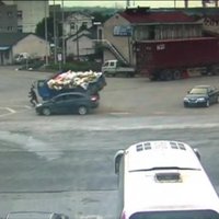 Video: Ķīnā gājējs knapi izglābjas no autokatastrofas