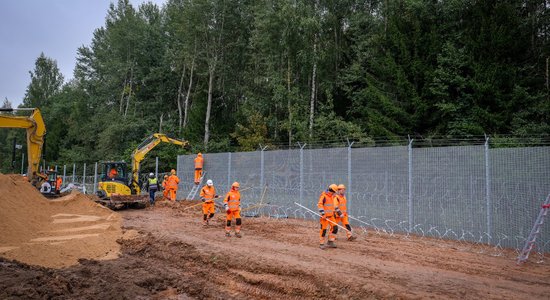 Apstiprina armijas mobilizācijas plānu; paātrinās būvdarbus uz Latvijas-Baltkrievijas robežas