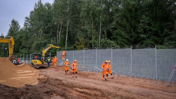 Uz Latvijas-Baltkrievijas robežas sāk uzstādīt žogu - 12