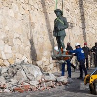 Spānijā demontēta pēdējā Franko statuja