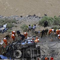 Tibetā autobuss ar tūristiem nokrīt aizā; iet bojā 44 pasažieri