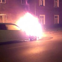 Video: Rīgā naktī ar iespaidīgu liesmu deg 'BMW'