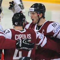 Dārziņa 'hat-trick' sekmē Latvijas uzvaru pār pasaules vicečempioniem