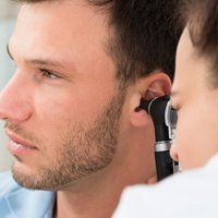 Ar ausu sāpēm nav nekādi joki. Kā atpazīt vidusauss iekaisumu?