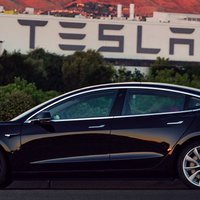 Masks publicējis pirmā 'Tesla Model 3' fotogrāfijas