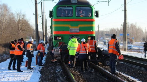 Ķegumā kravas vilciena un vieglā auto sadursmē divi bojāgājušie - 3