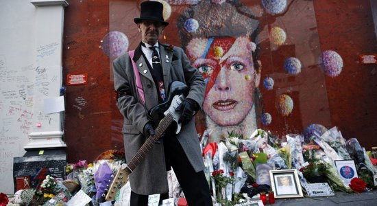 Foto: Londonā piemin gadu kopš Deivida Bovija nāves