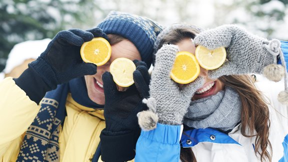 pāris ziema laime prieks mīlestība vīrietis sieviete