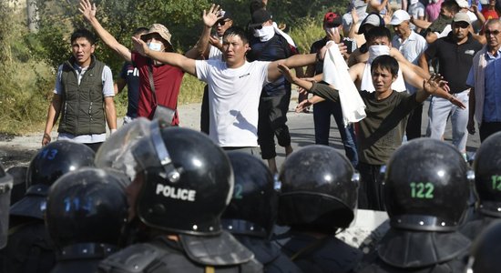 Президент Кыргызстана ввел в Бишкеке чрезвычайное положение. В столице начались столкновения