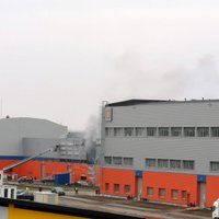 Pēc sešu stundu darba izdevies likvidēt ugunsgrēku Jelgavas industriālajā parkā