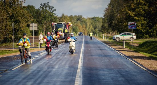 Foto: Atklāts pārbūvētais reģionālā autoceļa posms no Tērvetes līdz Lietuvas robežai