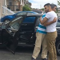 Video: Tēvs īpatnēji reaģē uz dēla dāvanu – auto