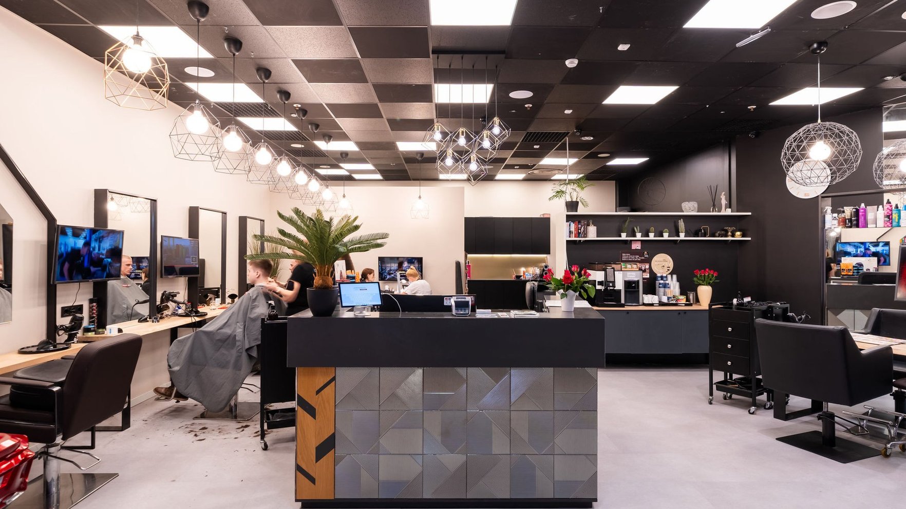 Atvērta sestā "Hairriga" frizētava Rīgā. Kādas algas sola frizieriem?