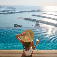 ФОТО. В Дубае открыли самый высокий в мире "бесконечный бассейн"