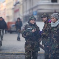 Video: Ugunskuri un brīvprātīgie sargi - ieskats barikāžu rekonstrukcijas akcijā