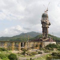 В Индии возводят высочайшую статую в мире — 240 метров с постаментом