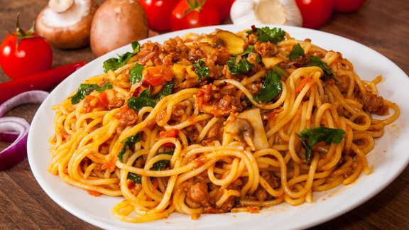 makaroni pasta spageti maltās gaļas mērce 