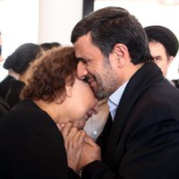 Irānas prezidents izpelnījies nopēlumu par Čavesa mātes mierināšanu