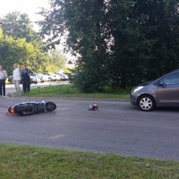 ФОТО: Авария на улице Спилвес в Ильгюциемсе - сбит водитель мопеда