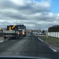 Video: Autovadītāju samulsina ceļu strādnieku norādes